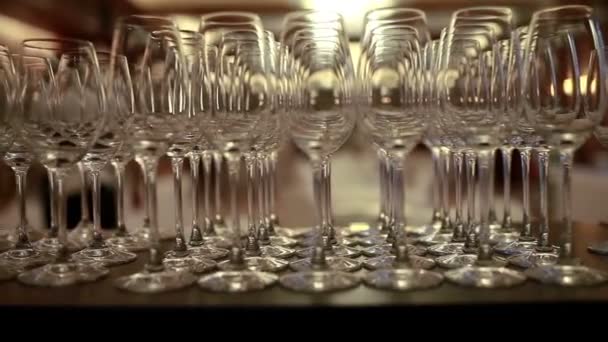 Kristallen glazen op het aanrecht — Stockvideo