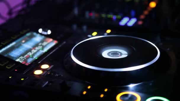 DJ legt in der Disco auf — Stockvideo
