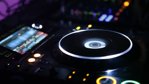 Deejay suonare in discoteca — Video Stock