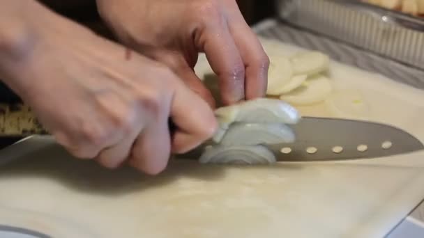 Chef cortando cebollas — Vídeo de stock