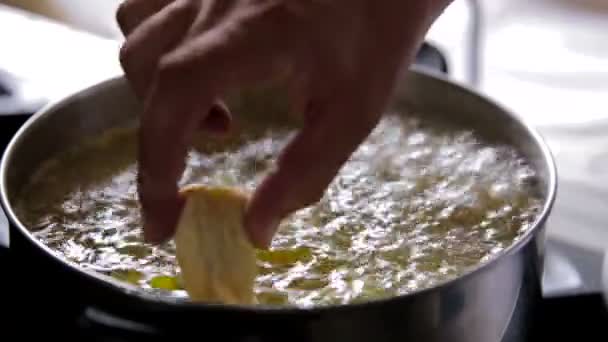 Cozinheiro fritar batatas — Vídeo de Stock