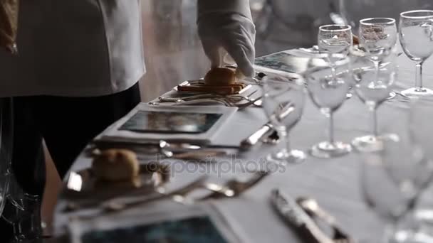 Camarero sirve la mesa — Vídeo de stock