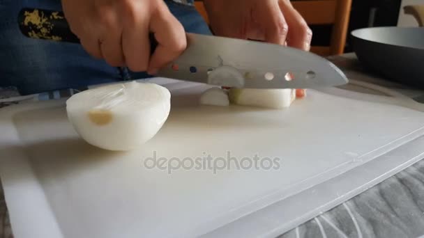 Шеф-кухар ріже цибулю, щоб приготувати кільця цибулі — стокове відео