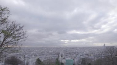 Sabah bulutlu Paris manzarası