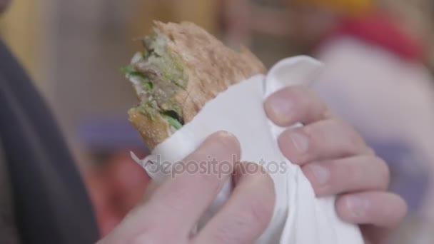 Comer Sanduíche Italiano Restaurante — Vídeo de Stock