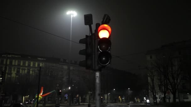 交通信号灯闪烁 在绿灯上显示闪烁 Emoji 表情的红绿灯 非常有趣 — 图库视频影像