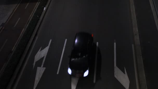 箭头在街道上 2辆汽车通过在路在箭头标志 — 图库视频影像
