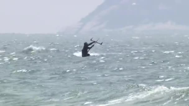 Kitesurfer Reiten Auf Der Welle Und Springen — Stockvideo