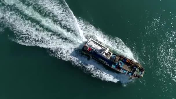 Barco Pesquero Navega Por Río Visto Por Aviones Teledirigidos — Vídeo de stock