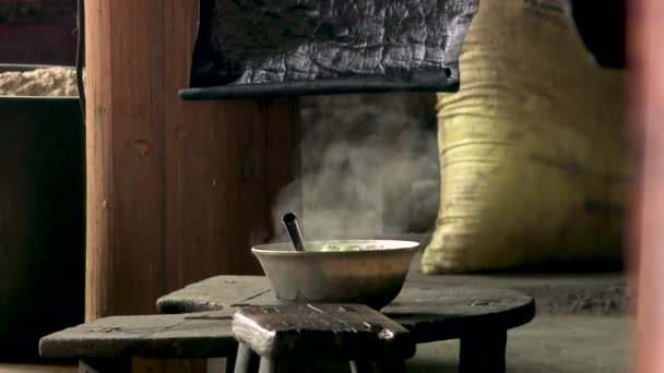 木制家庭中的亚洲传统汤烟道菜 — 图库视频影像