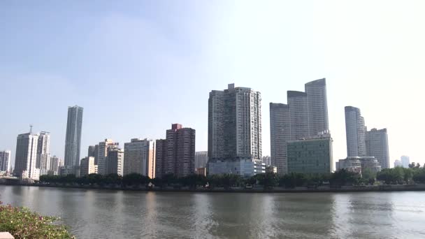 川沿いの素晴らしい高層ビル — ストック動画