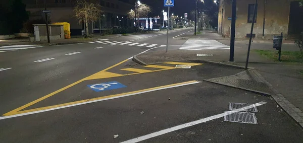 Gece sokağında park yeri olmayan bir araba.