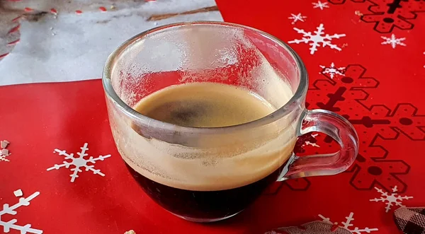 Noel masasında boş kahve fincanı