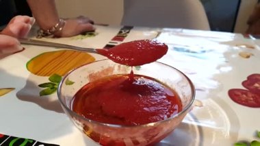 Şef İtalyan pizzasına domates sosunu yavaş çekimde koydu.