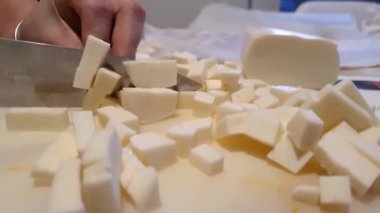 Şef İtalyan pizzası için mozzarella dilimliyor.