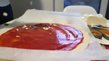 Şef İtalyan pizzasının üstüne yağmur gibi mozzarella koymuş.