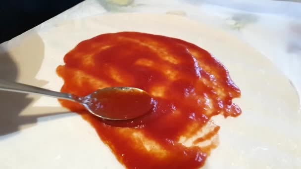 シェフはトマトソースをスローモーションでイタリアのピザにかけ — ストック動画