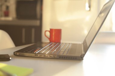 Laptop, mobil ve blok notlarıyla evden karantinada çalışmak için akıllı çalışma seti