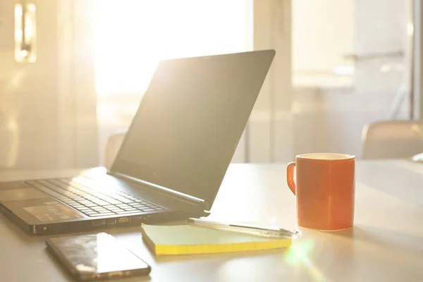 Laptop, mobil ve blok notlarıyla evden karantinada çalışmak için akıllı çalışma seti