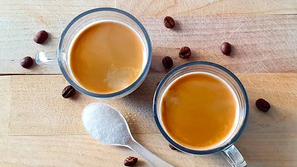 Karantina zamanında iki kahve fincanı ve şekerle rahatlayın.