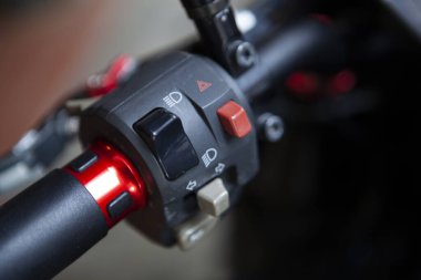 Işığın ve kornonun makro detayı çıplak bir motosiklette değişiyor.