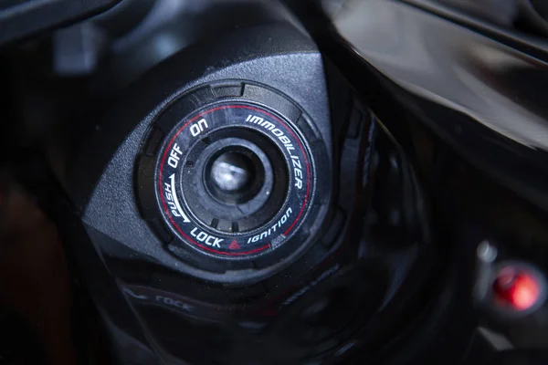 Çıplak motosiklet kilidi makro detayı