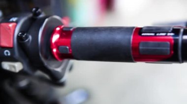 Kırmızı stop motor düğmesi ve motorun gaz tutacağının makro detayları