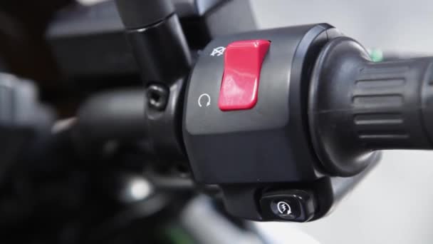 摩托车上红色停车引擎按钮的宏细节 — 图库视频影像
