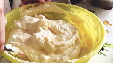 Yavaş çekimde çırpılmış yumurtaları karıştır ve pastayı tamamla.