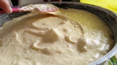 Şef ağır çekimde beyazları karıştırır. Ağır çekimde krema yapmak için sertleşene kadar kırbaçlanır.