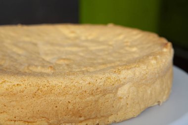 Süssüz kek bitirilmeyi bekliyor.