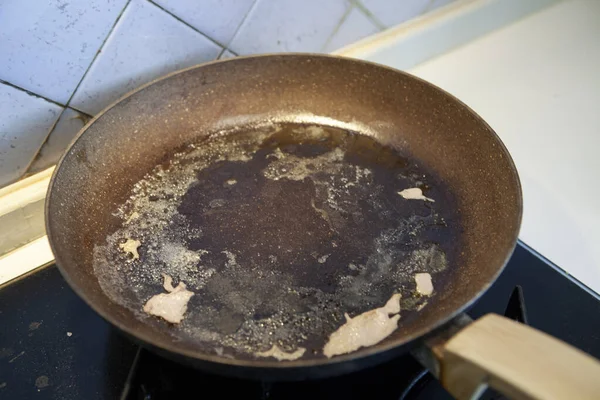 Öğle yemeğinden sonra ocakta kirli bir tava kalmış.