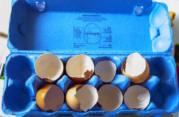 Разбитые Яйца Синей Коробке После Приготовления Торта — стоковое фото