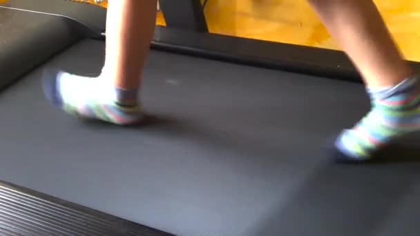 Child Foots Coloured Socks Run Tapis Roulant — Stock Video