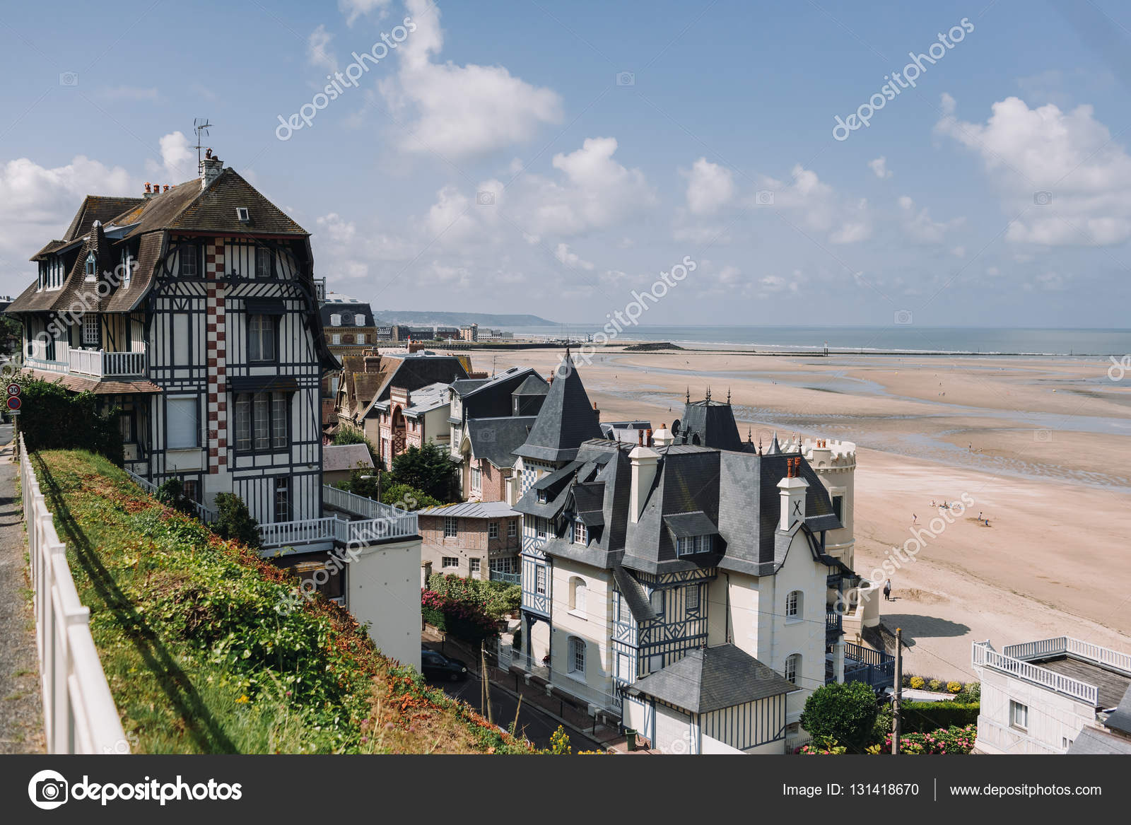 Нормандия цена. Трувиль Франция. Трувиль-сюр-мер. Deauville Beach Normandy. Исиньи-сюр-мер Нормандия.