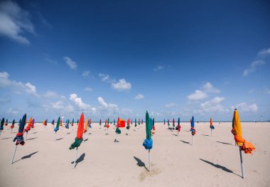Deauville Beach renkli şemsiye