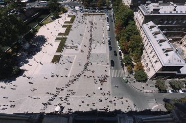 Çatılar ve Paris Caddesi