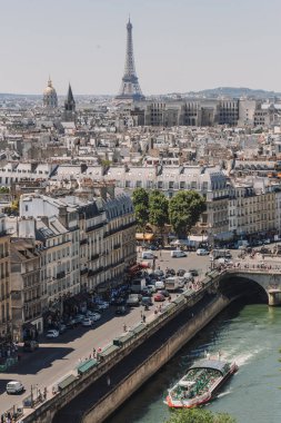 Paris Notre Dame gördüm 