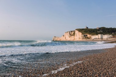 Etretat plaj ve beyaz kayalıklarla