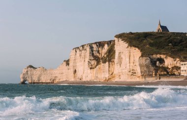 Etretat plaj ve beyaz kayalıklarla