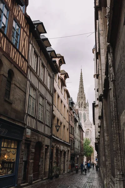 Mensen op straat in Rouen — Stockfoto