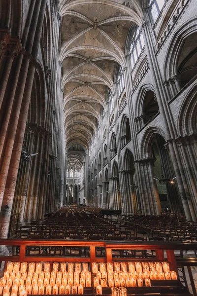 Interiér gotická katedrála v Rouen — Stock fotografie