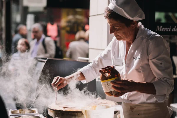Anciana preparando comida en la calle — Foto de Stock
