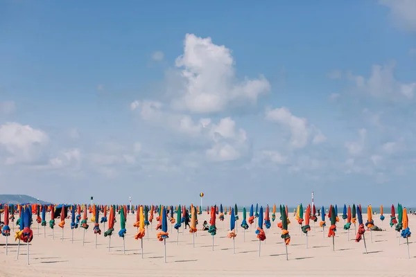 Barevné slunečníky na pláži Deauville — Stock fotografie