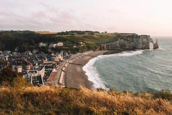 Etretat beach and Etretat city — Stock Photo, Image