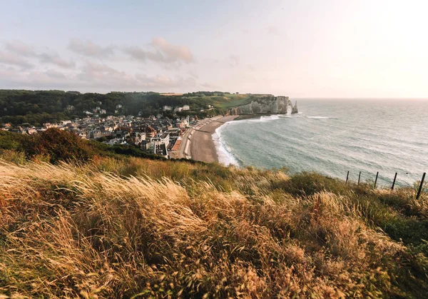 Praia de Etretat e cidade de Etretat — Fotografia de Stock