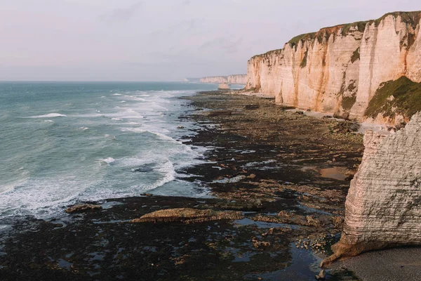 Plaża i białe klify Etretat — Zdjęcie stockowe