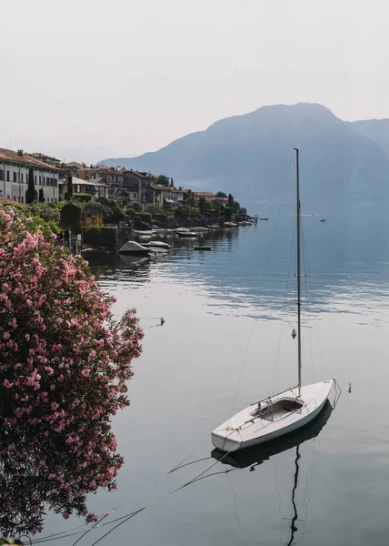 Barca bianca sul tranquillo Lago di Como — Foto Stock