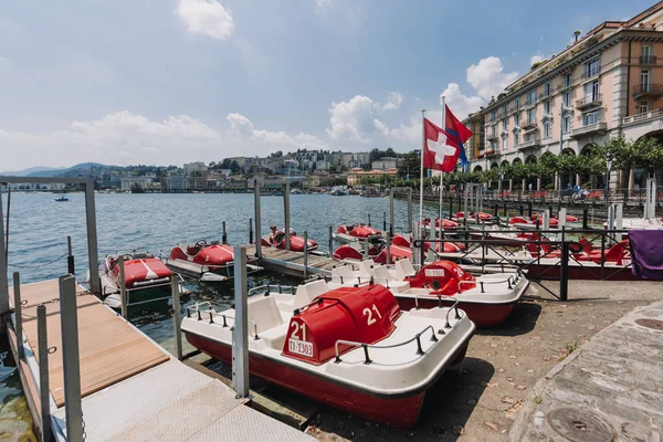 Озеро со швейцарским флагом и лодками — стоковое фото