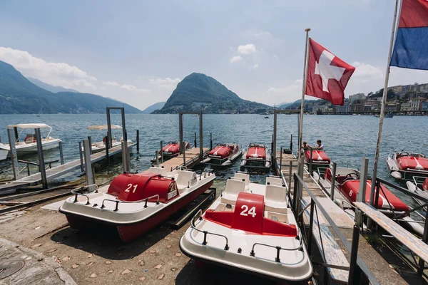 Lago com bandeira suíça e barcos — Fotografia de Stock